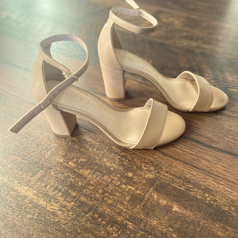 Kelly and Kate Hailee Nude Sandal